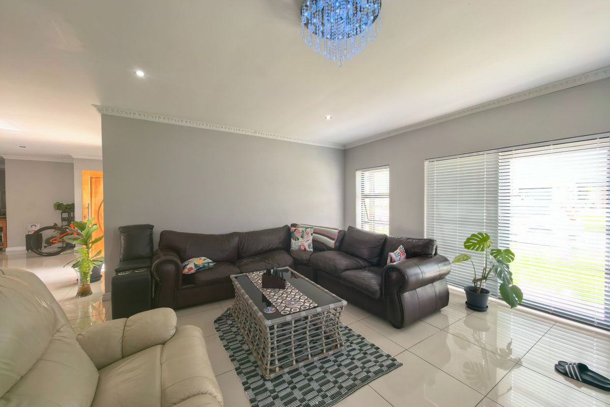 Luxurious 4-Bedroom House for Rent in Blue Mountain Village, George - Photo 5