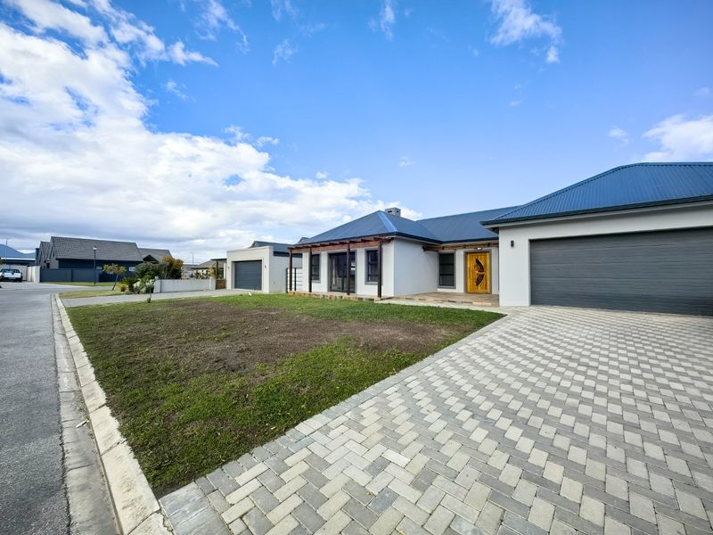 Luxurious 4-Bedroom House for Rent in Blue Mountain Village, George 6 or 12 month contract. - Photo 4
