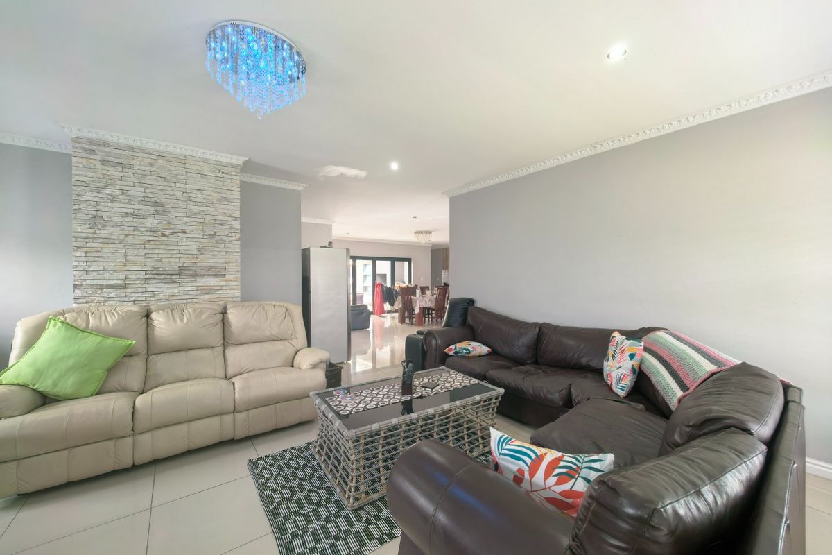 Luxurious 4-Bedroom House for Rent in Blue Mountain Village, George - Photo 4