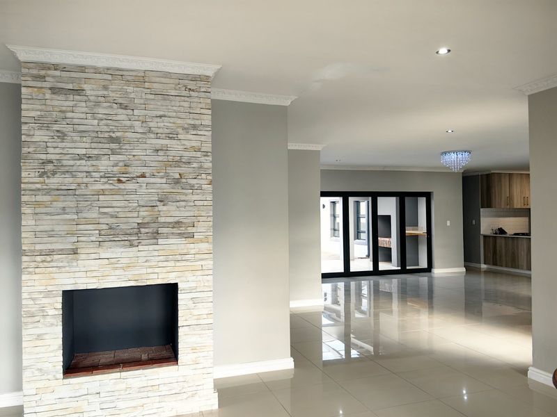 Luxurious 4-Bedroom House for Rent in Blue Mountain Village, George 6 or 12 month contract. - Photo 5