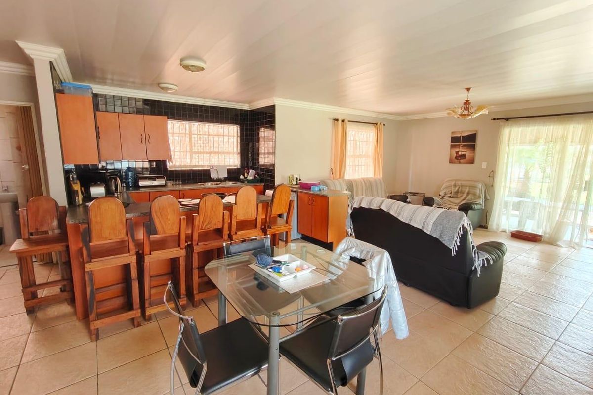 Beautiful 4-Bedroom Waterfront Home with Exceptional Amenities - Photo 5