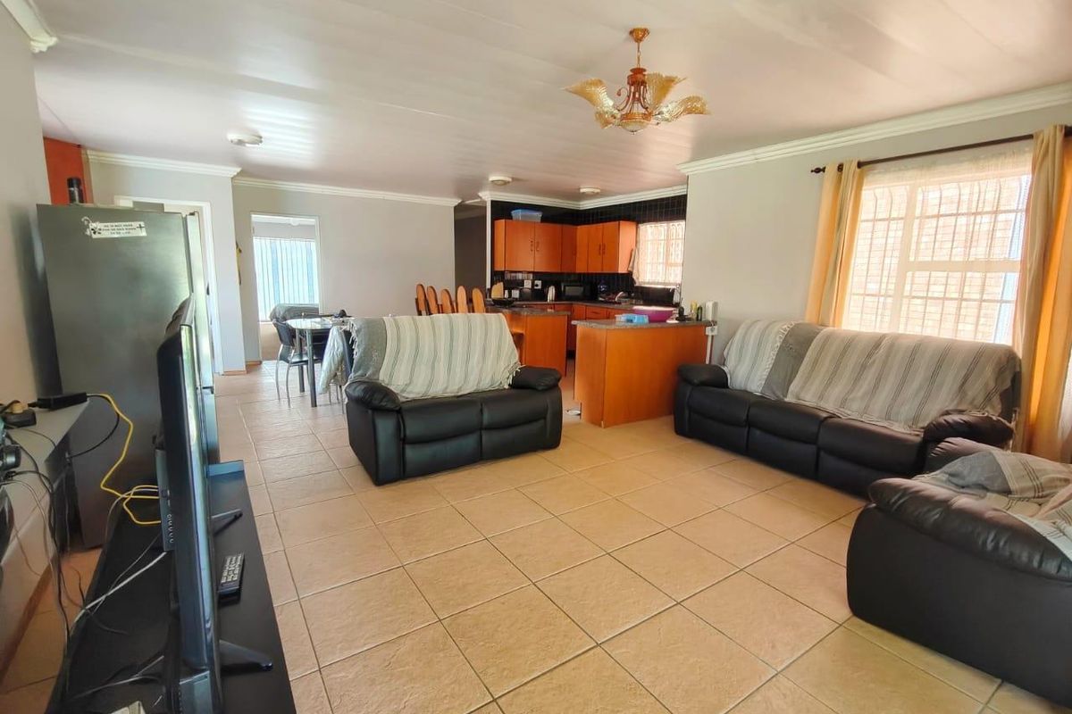 Beautiful 4-Bedroom Waterfront Home with Exceptional Amenities - Photo 3