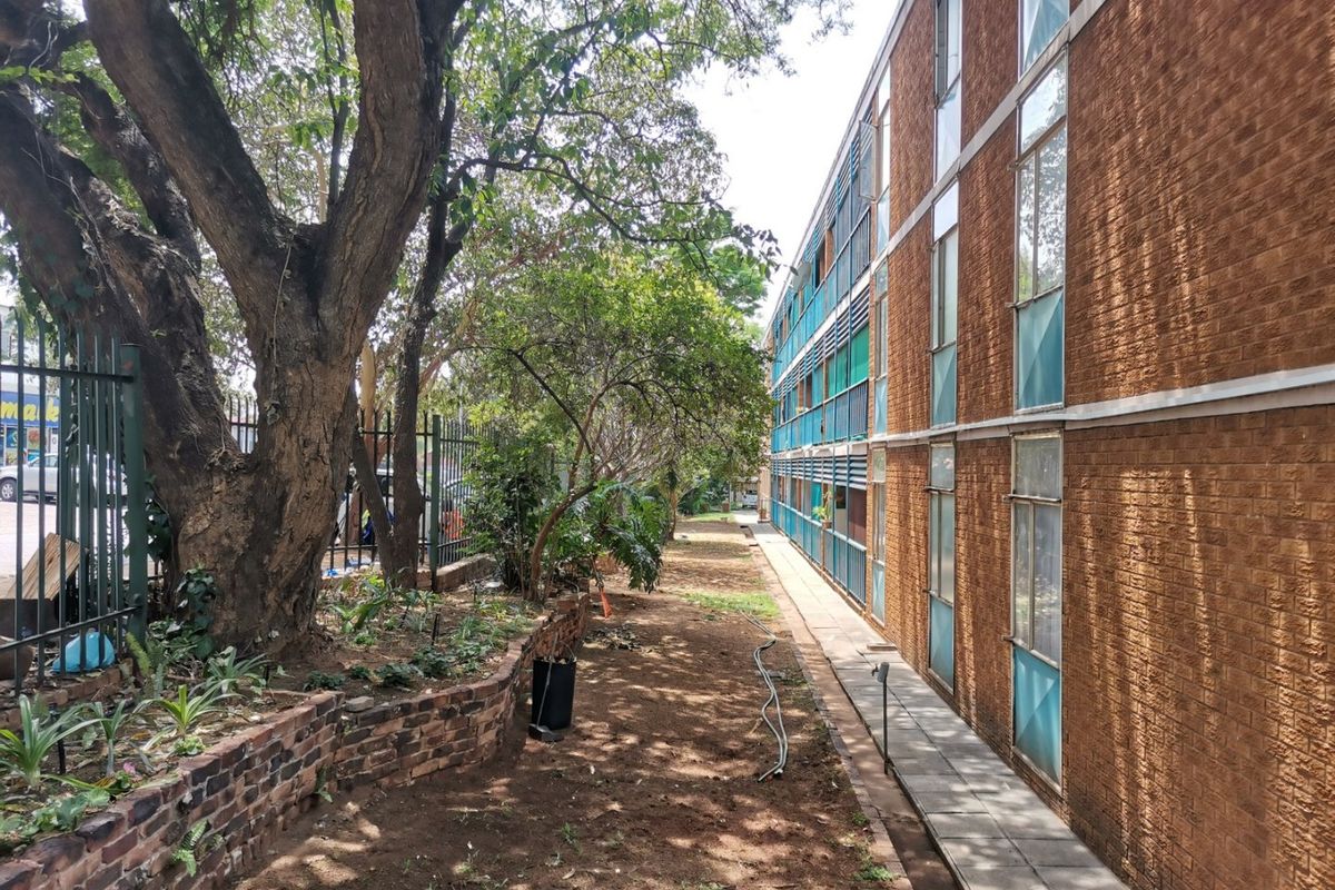 35 X UNIT APARTMENT BUILDING - STUDENT ACCOMMODATION FOR 157 X BEDS  NO TRANSFER DUTY - Photo 3