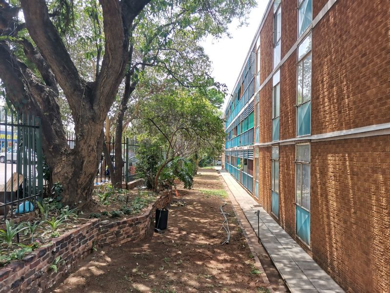 35 X UNIT APARTMENT BUILDING - STUDENT ACCOMMODATION FOR 157 X BEDS  NO TRANSFER DUTY - Photo 3