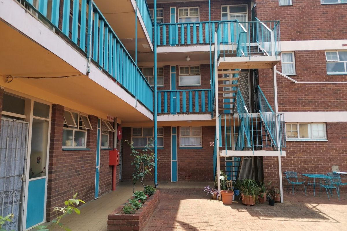 35 X UNIT APARTMENT BUILDING - STUDENT ACCOMMODATION FOR 157 X BEDS  NO TRANSFER DUTY - Photo 4