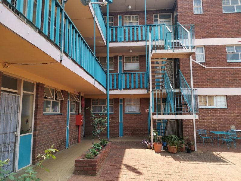 35 X UNIT APARTMENT BUILDING - STUDENT ACCOMMODATION FOR 157 X BEDS  NO TRANSFER DUTY - Photo 4