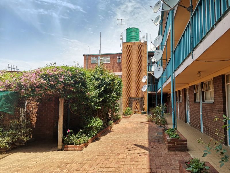 35 X UNIT APARTMENT BUILDING - STUDENT ACCOMMODATION FOR 157 X BEDS  NO TRANSFER DUTY - Photo 8