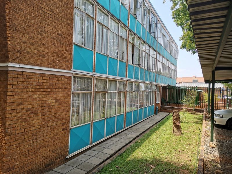 35 X UNIT APARTMENT BUILDING - STUDENT ACCOMMODATION FOR 157 X BEDS  NO TRANSFER DUTY - Photo 1