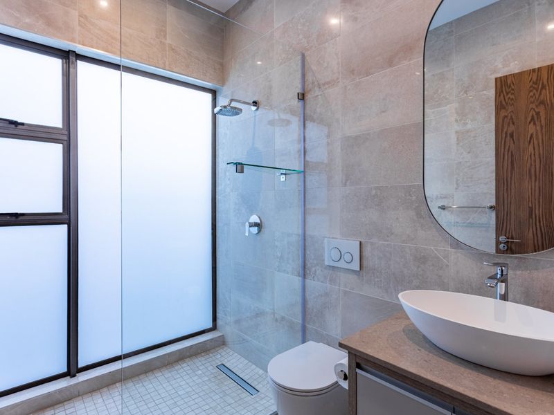 Spectacular 4 bedroom home in Lombardy Estate - currently leased - Photo 10