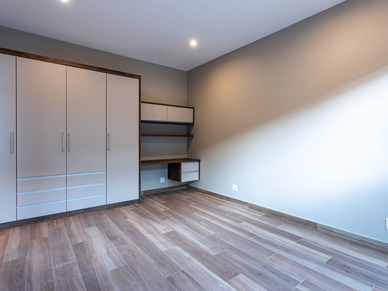 Spectacular 4 bedroom home in Lombardy Estate - currently leased - Photo 9