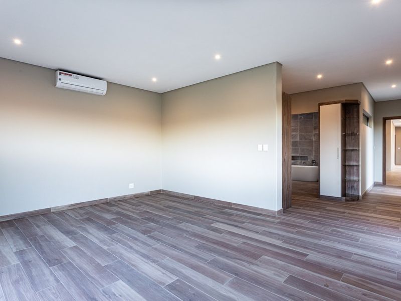 Spectacular 4 bedroom home in Lombardy Estate - currently leased - Photo 8