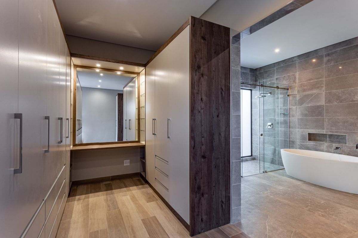 Spectacular 4 bedroom home in Lombardy Estate - currently leased - Photo 5