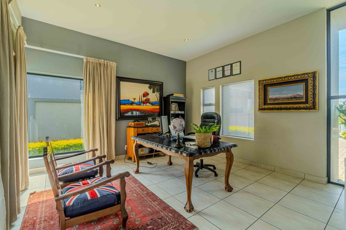 Immaculate Property in Lombardy Estate with Private Pool and Water Reserve - Photo 5