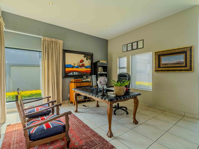 Immaculate Property in Lombardy Estate with Private Pool and Water Reserve - Photo 5