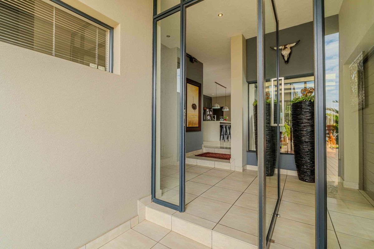 Immaculate Property in Lombardy Estate with Private Pool and Water Reserve - Photo 4