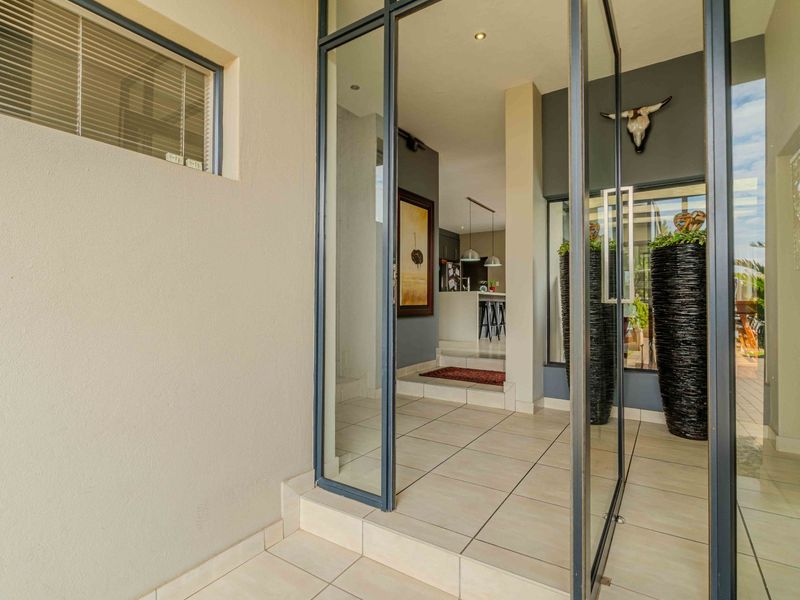 Immaculate Property in Lombardy Estate with Private Pool and Water Reserve - Photo 4