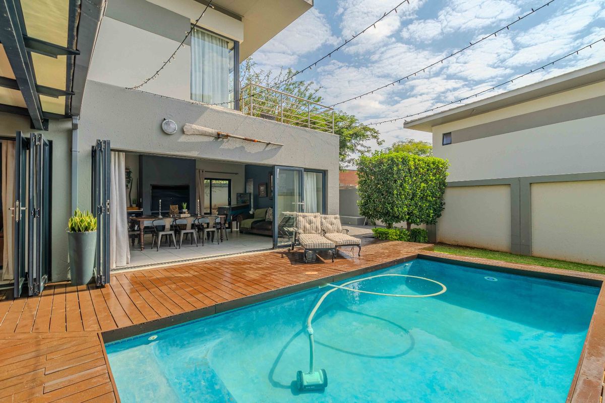 Immaculate Property in Lombardy Estate with Private Pool and Water Reserve - Photo 2