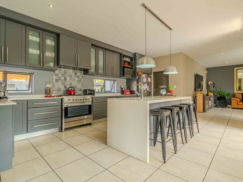 Immaculate Property in Lombardy Estate with Private Pool and Water Reserve - Photo 10