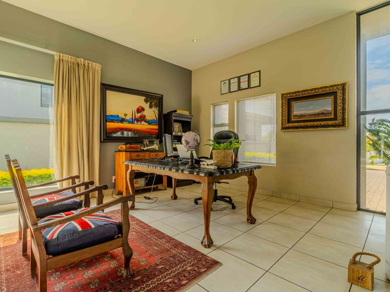 Immaculate Property in Lombardy Estate with Private Pool and Water Reserve - Photo 9