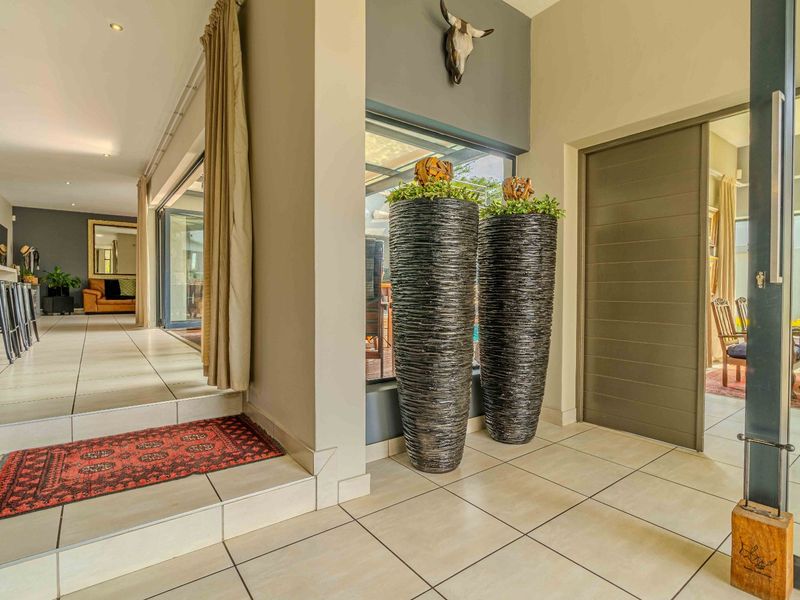 Immaculate Property in Lombardy Estate with Private Pool and Water Reserve - Photo 8