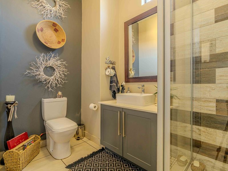 Immaculate Property in Lombardy Estate with Private Pool and Water Reserve - Photo 7