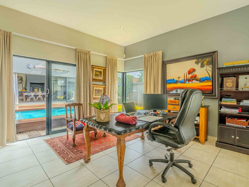 Immaculate Property in Lombardy Estate with Private Pool and Water Reserve - Photo 6