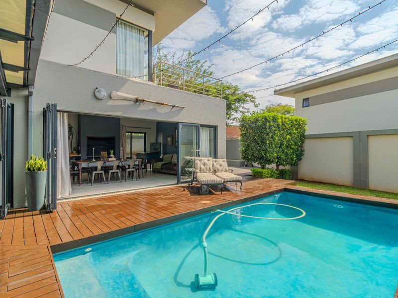 Immaculate Property in Lombardy Estate with Private Pool and Water Reserve - Photo 2