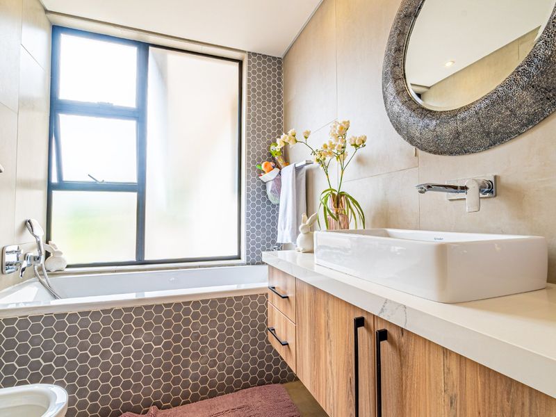 Exquisite 3 Bedroom modern home for sale in Lombardy Estate  - Photo 6