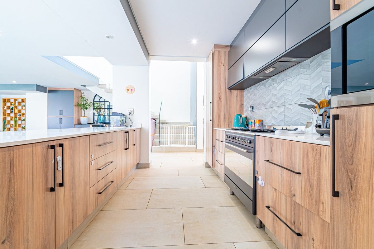 Exquisite 3 Bedroom modern home for sale in Lombardy Estate  - Photo 3