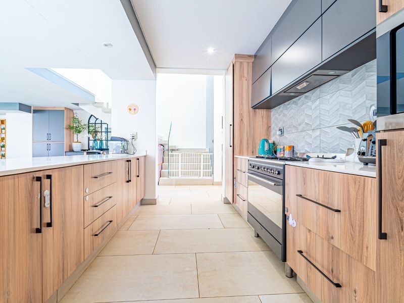 Exquisite 3 Bedroom modern home for sale in Lombardy Estate  - Photo 3