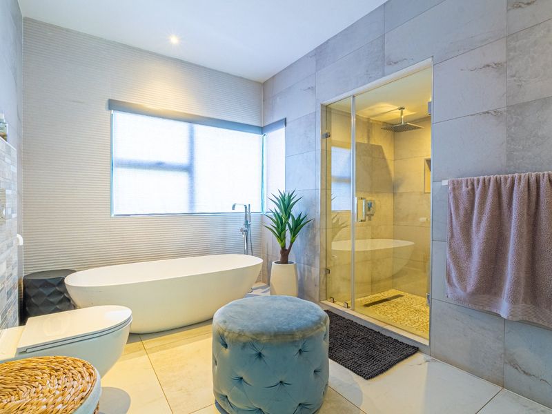 ULTRA-MODERN LUXURY AND STYLE IN LOMBARDY ESTATE ON GREEN BELT - Photo 9