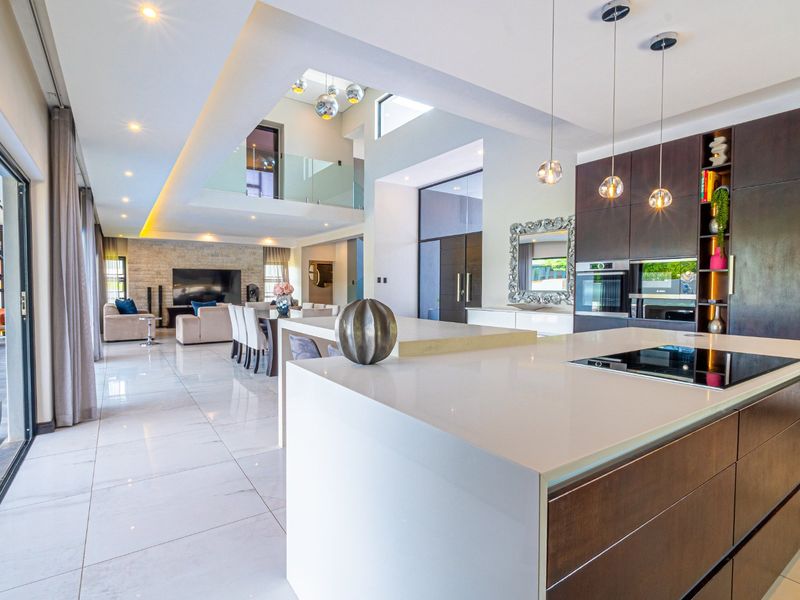 ULTRA-MODERN LUXURY AND STYLE IN LOMBARDY ESTATE ON GREEN BELT - Photo 6