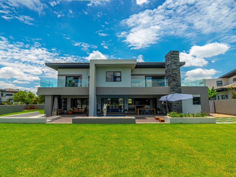 ULTRA-MODERN LUXURY AND STYLE IN LOMBARDY ESTATE ON GREEN BELT - Photo 2