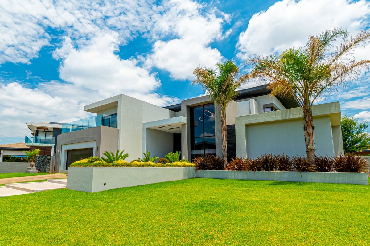 ULTRA-MODERN LUXURY AND STYLE IN LOMBARDY ESTATE ON GREEN BELT - Photo 3