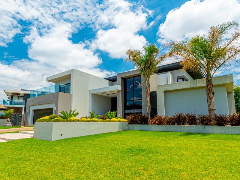 ULTRA-MODERN LUXURY AND STYLE IN LOMBARDY ESTATE ON GREEN BELT - Photo 3