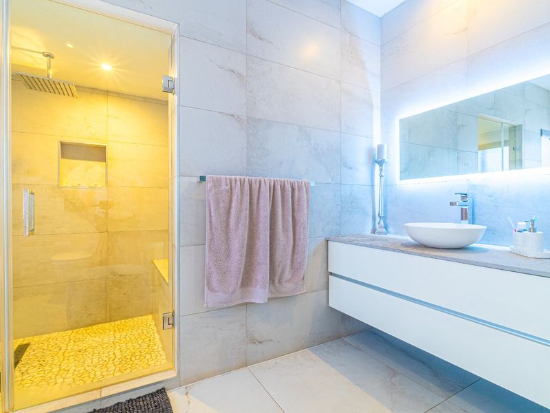 ULTRA-MODERN LUXURY AND STYLE IN LOMBARDY ESTATE ON GREEN BELT - Photo 10