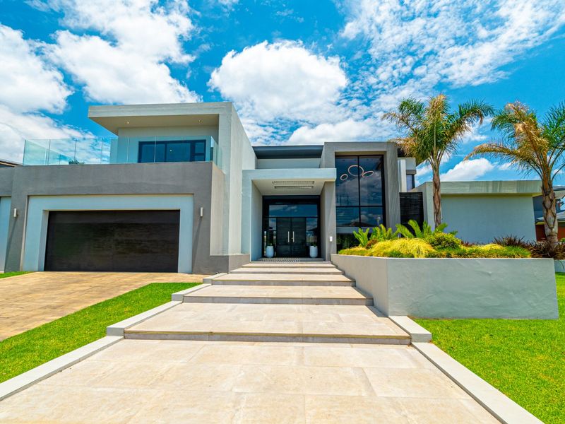 ULTRA-MODERN LUXURY AND STYLE IN LOMBARDY ESTATE ON GREEN BELT - Photo 1