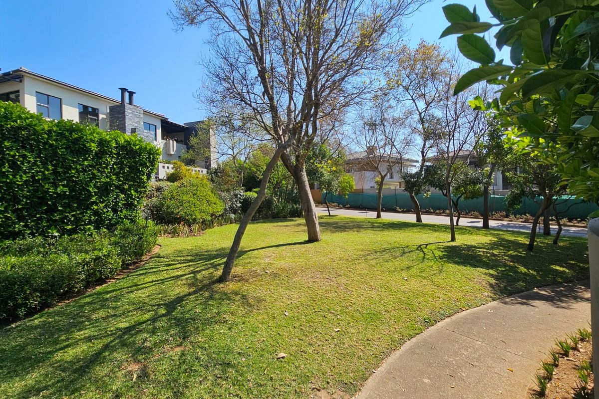 Ultra-modern Lombardy Estate 1 Bedroom Full Title Home - Photo 3