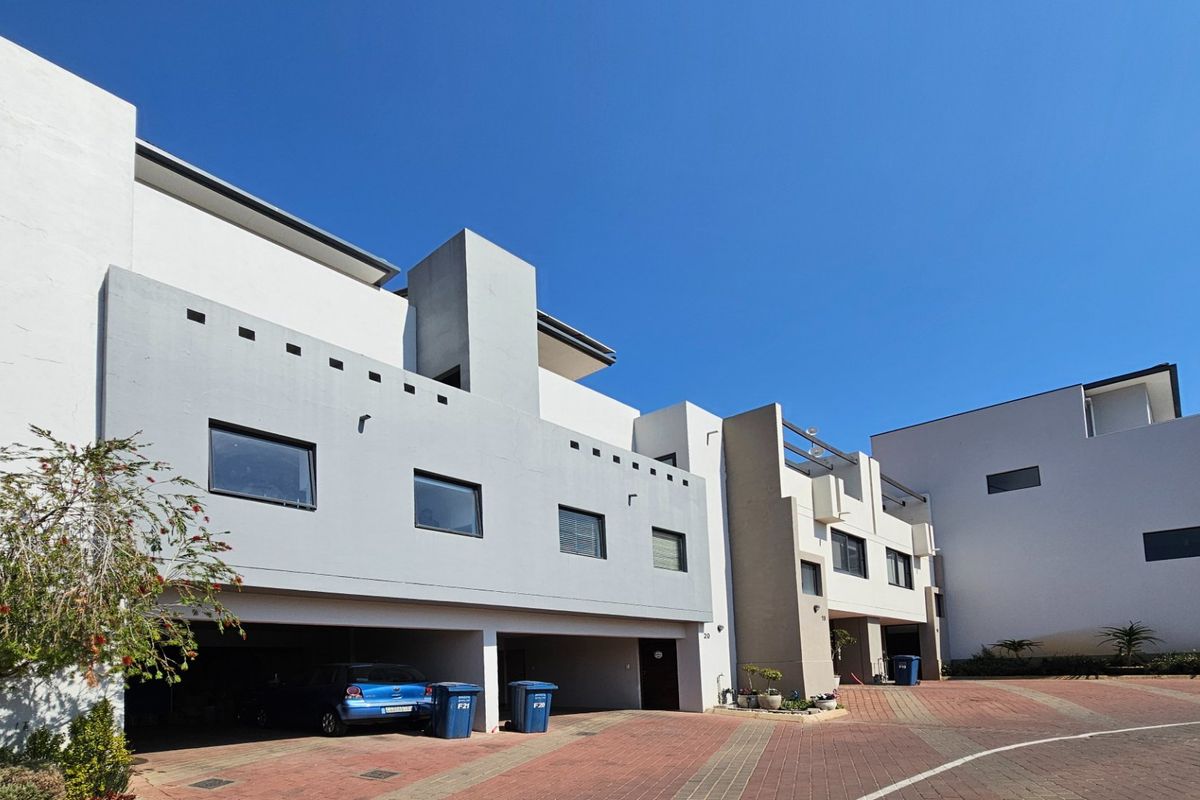 Ultra-modern Lombardy Estate 1 Bedroom Full Title Home - Photo 2