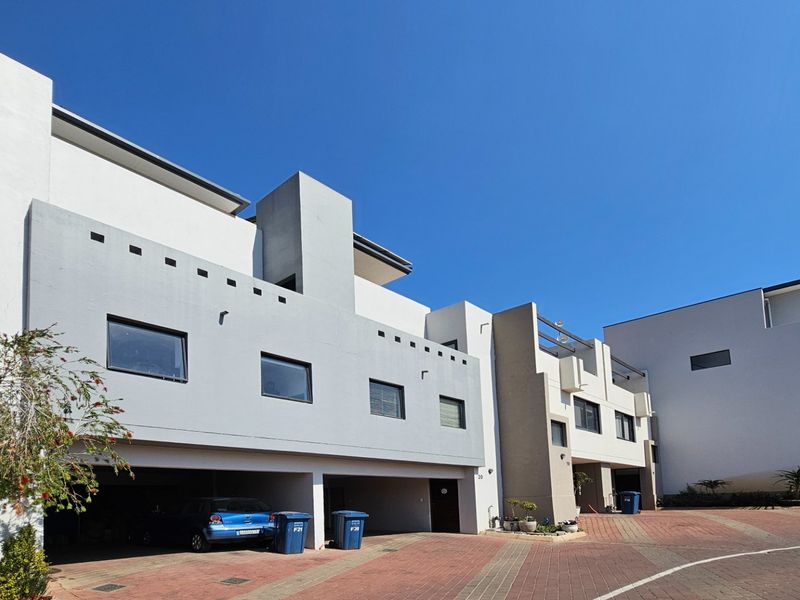 Ultra-modern Lombardy Estate 1 Bedroom Full Title Home - Photo 2