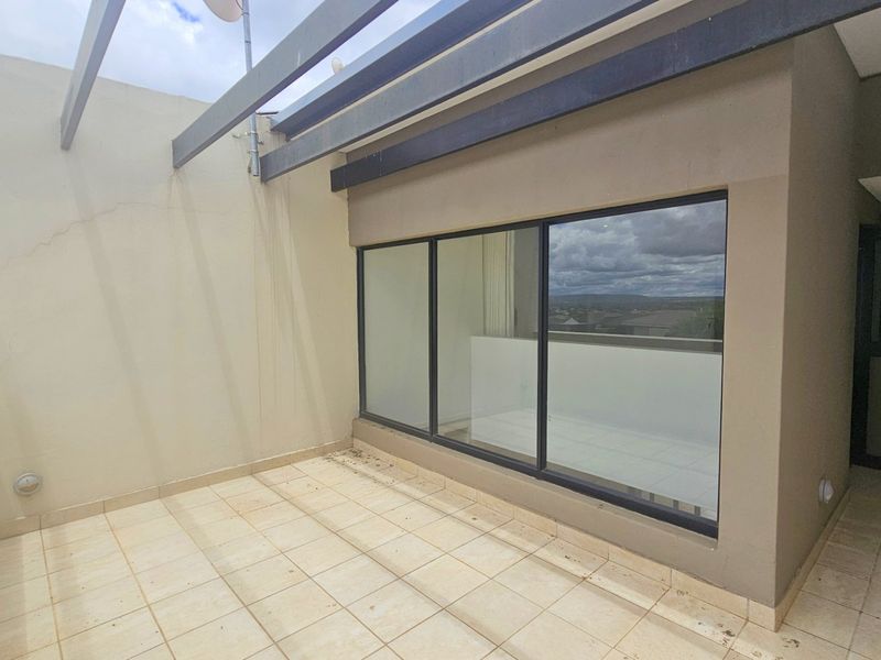 Ultra-modern Lombardy Estate 1 Bedroom Full Title Home - Photo 10