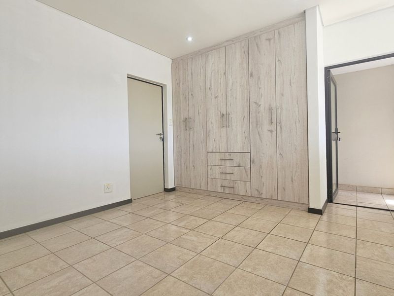 Ultra-modern Lombardy Estate 1 Bedroom Full Title Home - Photo 8