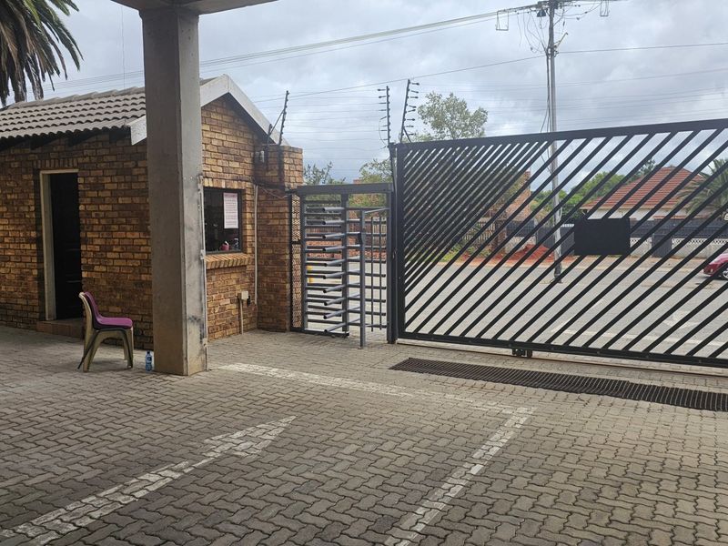 NSFAS ACCREDITED FURNISHED AND OCCUPIED RESIDENTIAL BUILDING WITH ROI OF 14.5% - Photo 2