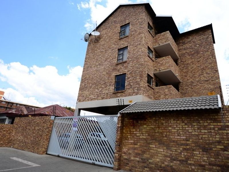 NSFAS ACCREDITED FURNISHED AND OCCUPIED RESIDENTIAL BUILDING WITH ROI OF 14.5% - Photo 1