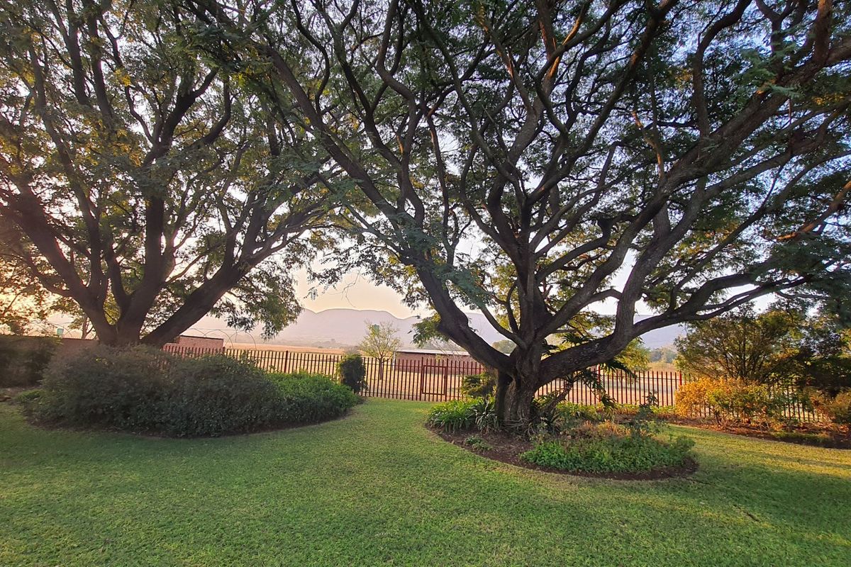 Stunning 3-Bedroom Home with Magaliesberg Views - Available Immediately! - Photo 2