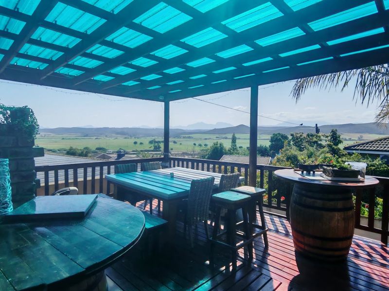 Stylish entertaining home in the beautiful Garden Route - Photo 1