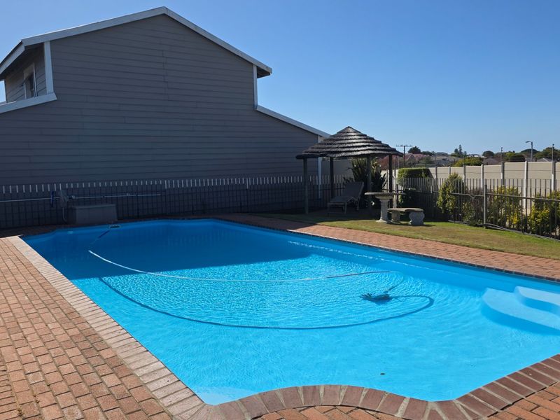 Perfect Holiday Home... Close to All Holiday Amenities... Swimming Pool !!! - Photo 3