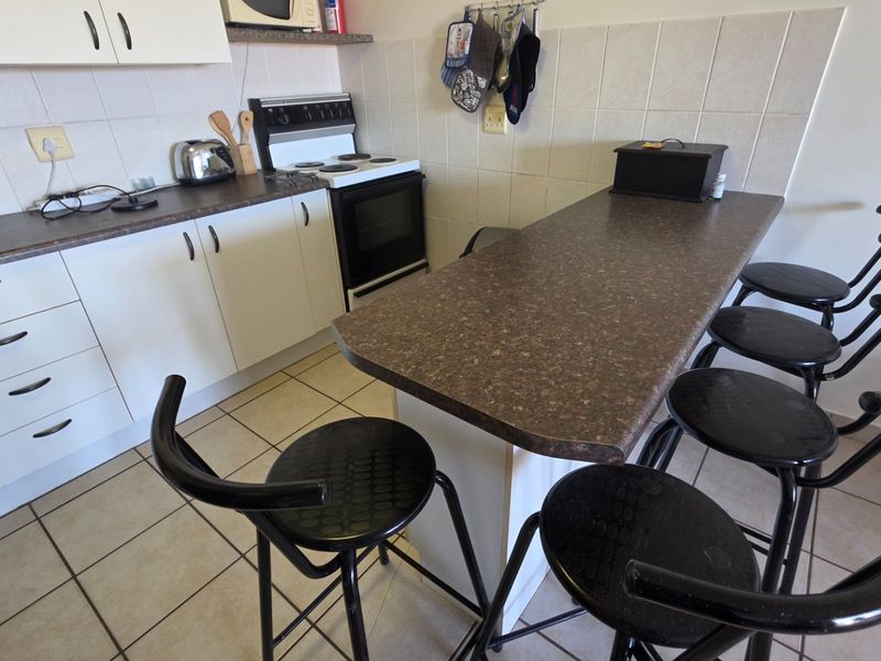 Perfect Holiday Home... Close to All Holiday Amenities... Swimming Pool !!! - Photo 7