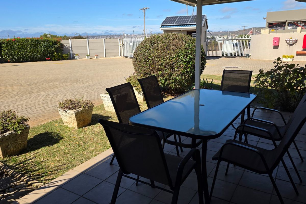 Perfect Holiday Home... Close to All Holiday Amenities... Swimming Pool !!! - Photo 4