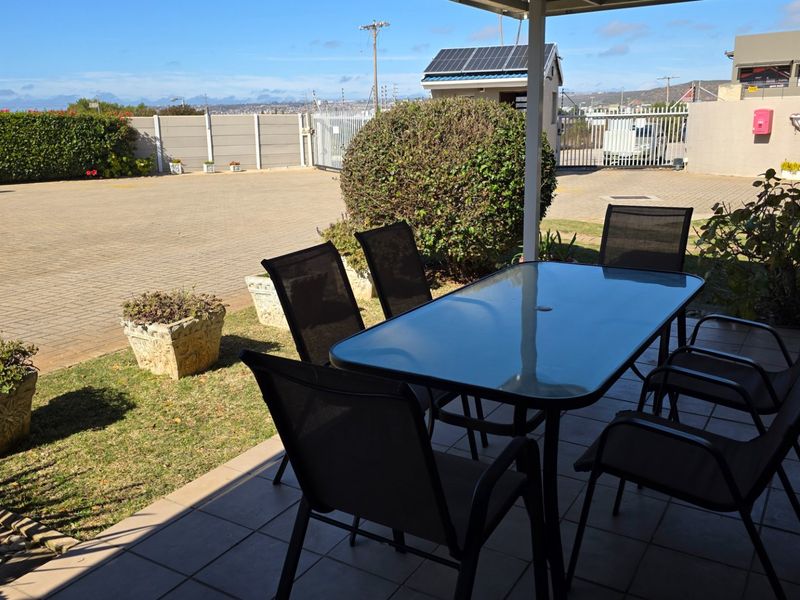 Perfect Holiday Home... Close to All Holiday Amenities... Swimming Pool !!! - Photo 4